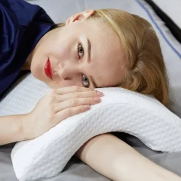 Ergonomický polštář s prostorem pro ruku