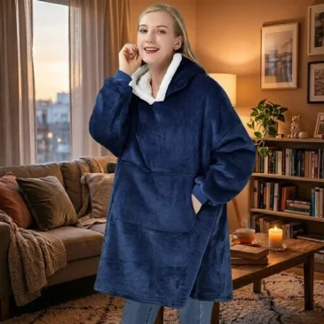 VERK Deka s rukávy a kapucí Huggle Hoodie – blue