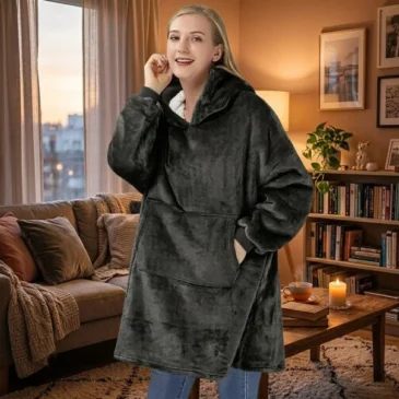 VERK Deka s rukávy a kapucí Huggle Hoodie – black