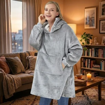 VERK Deka s rukávy a kapucí Huggle Hoodie – šedá