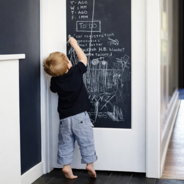 Zaparkorun Samolepící papírová tabule se sadou kříd – 45 x 200 cm