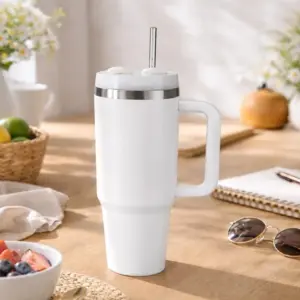 Velký nerezový termohrnek se slámkou a držadlem – 1,2 l - bílý
